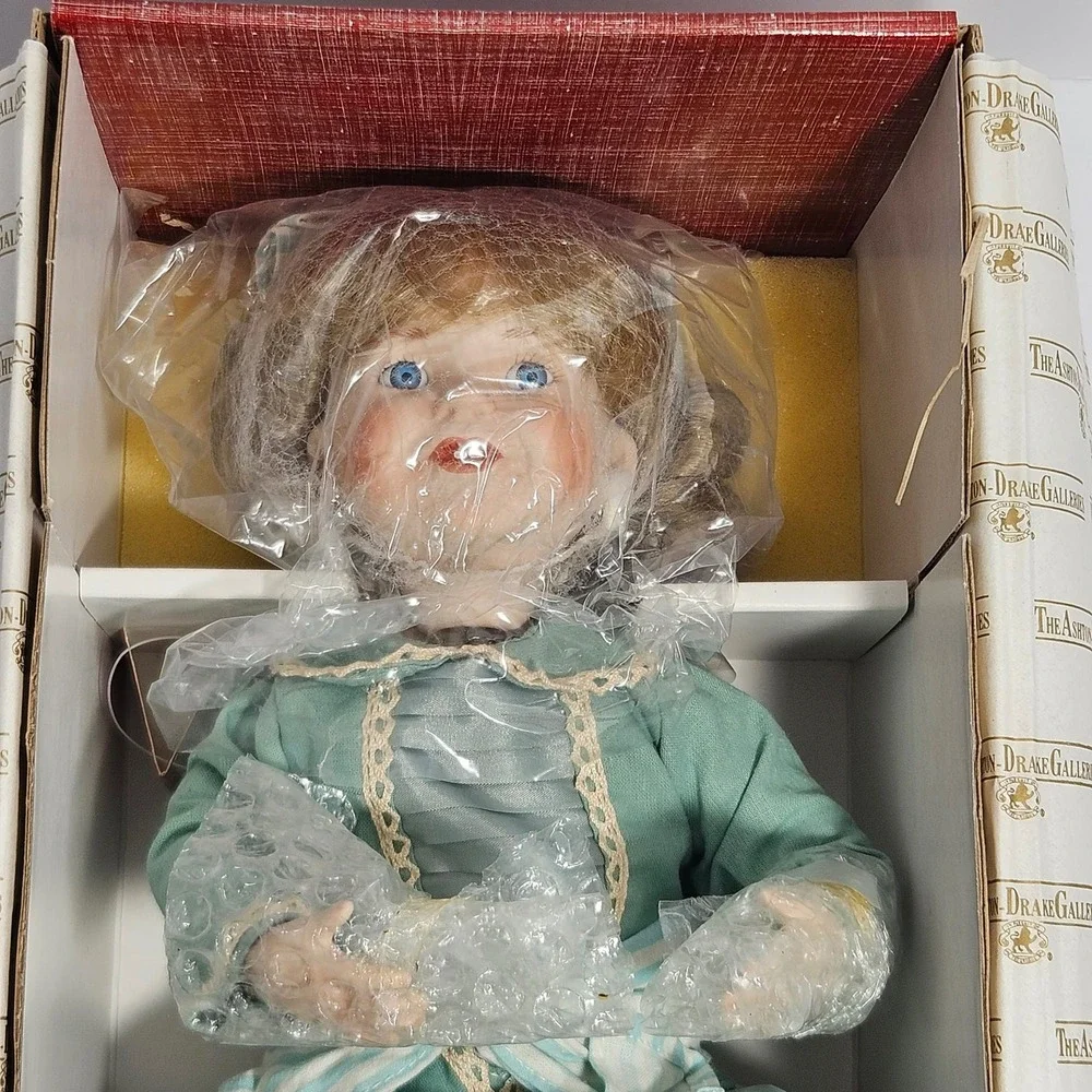 Ashton Drake Amelia Picture Books in Winter Porcelain Doll 76603-C1 New in Box